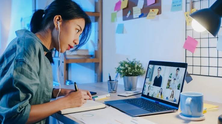 Distance Education vs Regular Education: Honest Pros and Cons